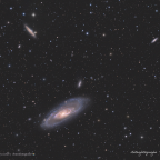 Messier 106 oder NGC 4258 ist eine Balken-Spiralgalaxie
