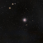 Kgsthaufen M 53 in Coma Ber. vom 03.04.23: 6" f/4 Newton bei f/3; Canon 77da; 300x20sec; Neodym Filter; großer Bildausschnitt; ca. Bortle 7 + hoch stehender fast-Vollmond schien ins Teleskop;