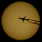 Mal wieder: Flieger kreuzt Sonne :)