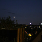 Mond mit Merkur am Abendhimmel