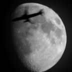 Billigflieger fliegt am Mond vorbei