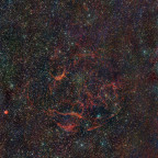 Spaghetti Nebel Simeis 147 bei dunstigem Himmel bortle 6 vom 17.12.23: Samyang 135mm + Canon 77da; IDAS V4 Nebelfilter (60nm GB +16 nm Ha); 378x30 sec; für eine DSLR kaum erreichbar, stark gestreckt