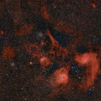 aus Langeweile: neubearbeitet vom 25.12.2021: auriga weitfeld mit Samy 135mm, V4-Nebelfilter; Canon 77da; 2h 6 min; Rot der Nebel verstärkt, Sterne aber nicht; Ausschnitt, Norden ungef. oben