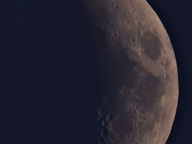 Mond in der Abenddämmerung