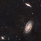 M82, M82 und NGC3077 inmitten von kosmischem Dreck