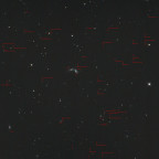 Arp 270 – NGC 3395 und NGC 3396 mit Beschriftung einiger Hintergrundobjekte